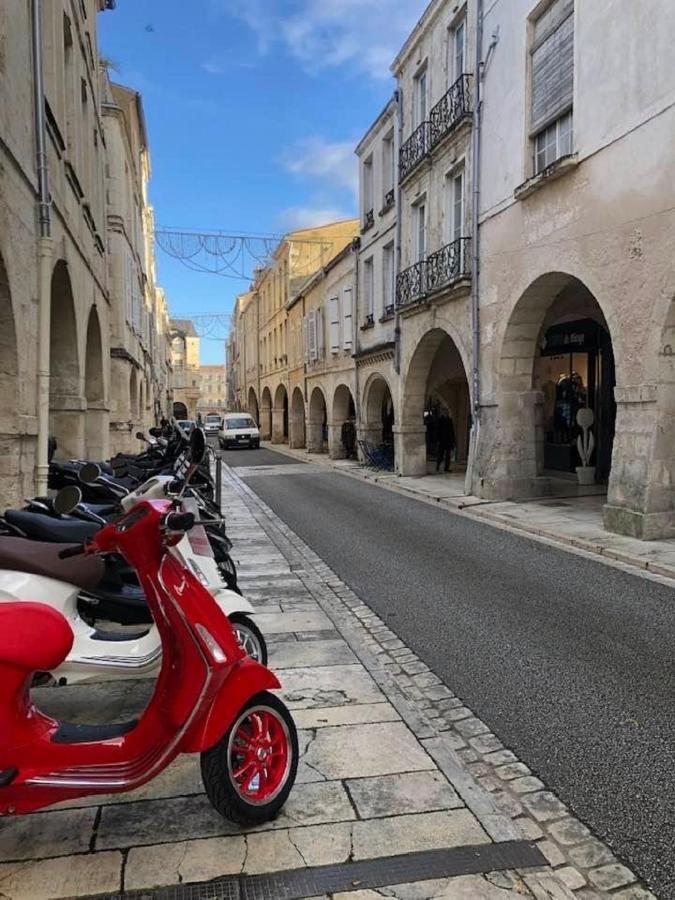 Charmant Cocon Iode Cosy Equipe, Baigne De Lumiere, Situe Au Coeur De La Rochelle A 1Min A Pied Du Marche Central Avec Tv Et Wifi 외부 사진