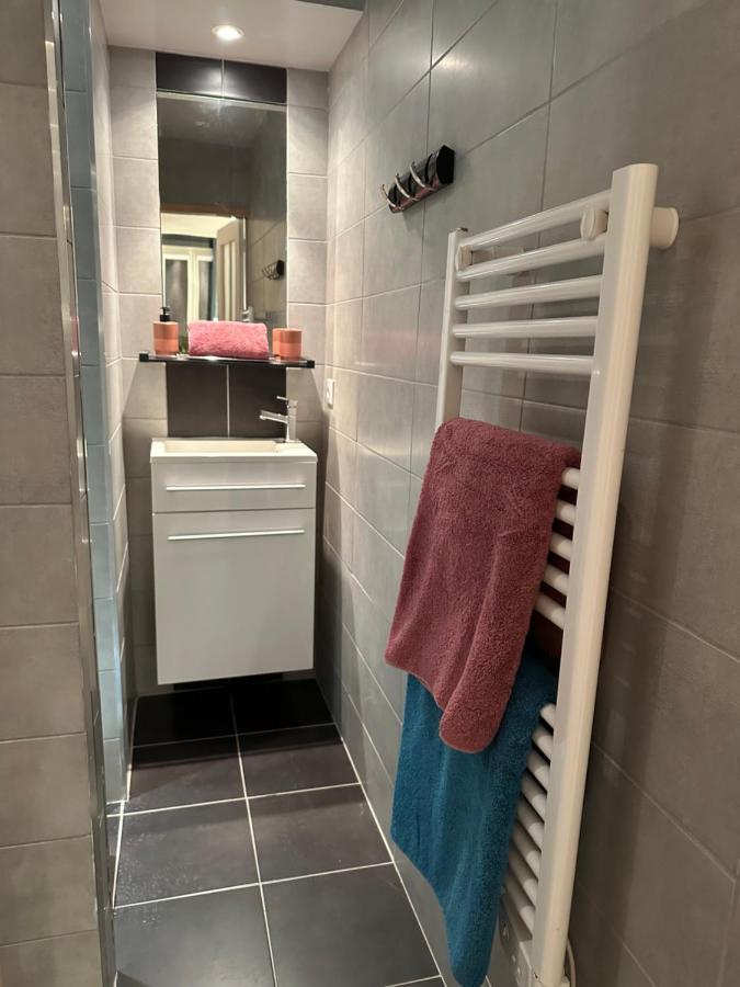 Charmant Cocon Iode Cosy Equipe, Baigne De Lumiere, Situe Au Coeur De La Rochelle A 1Min A Pied Du Marche Central Avec Tv Et Wifi 외부 사진